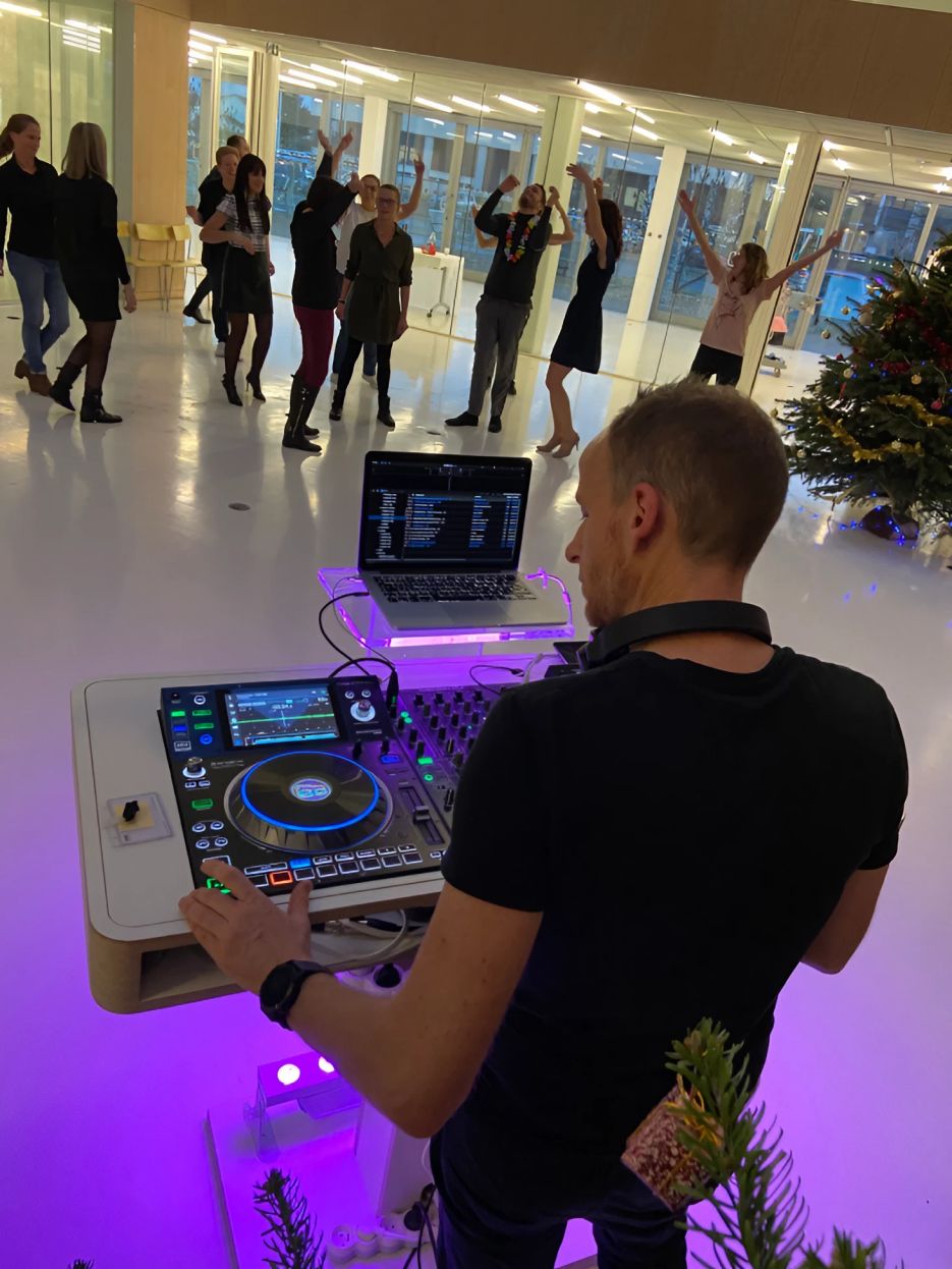 DJ aux platines