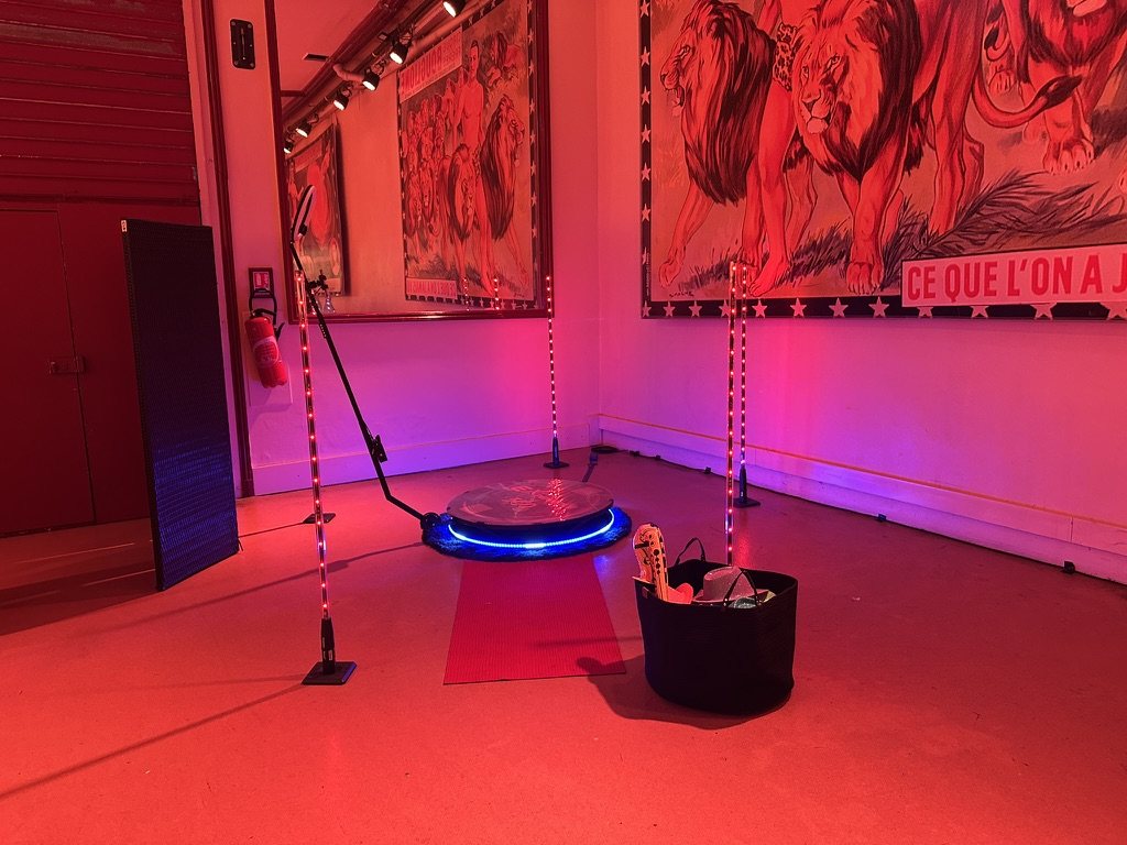 Spinner 360 installé sous les affiches de cirque