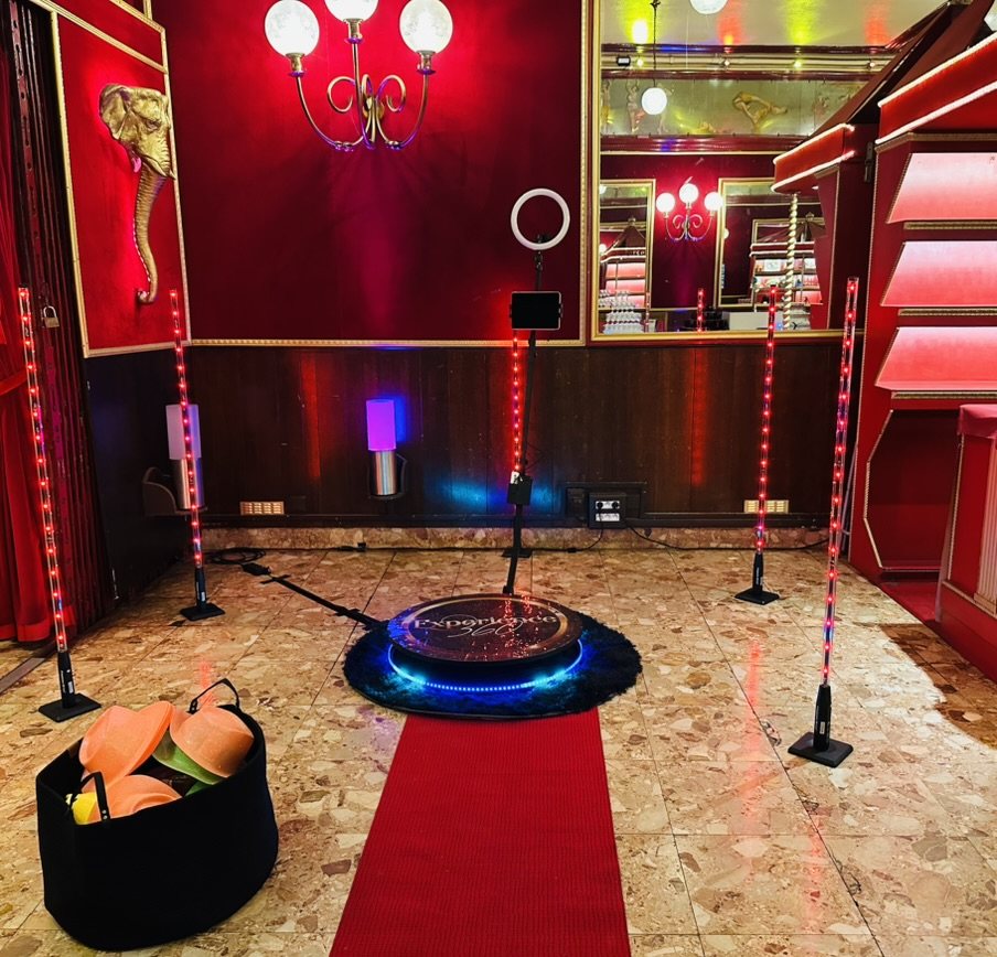 Spinner 360 dans un décor rouge
