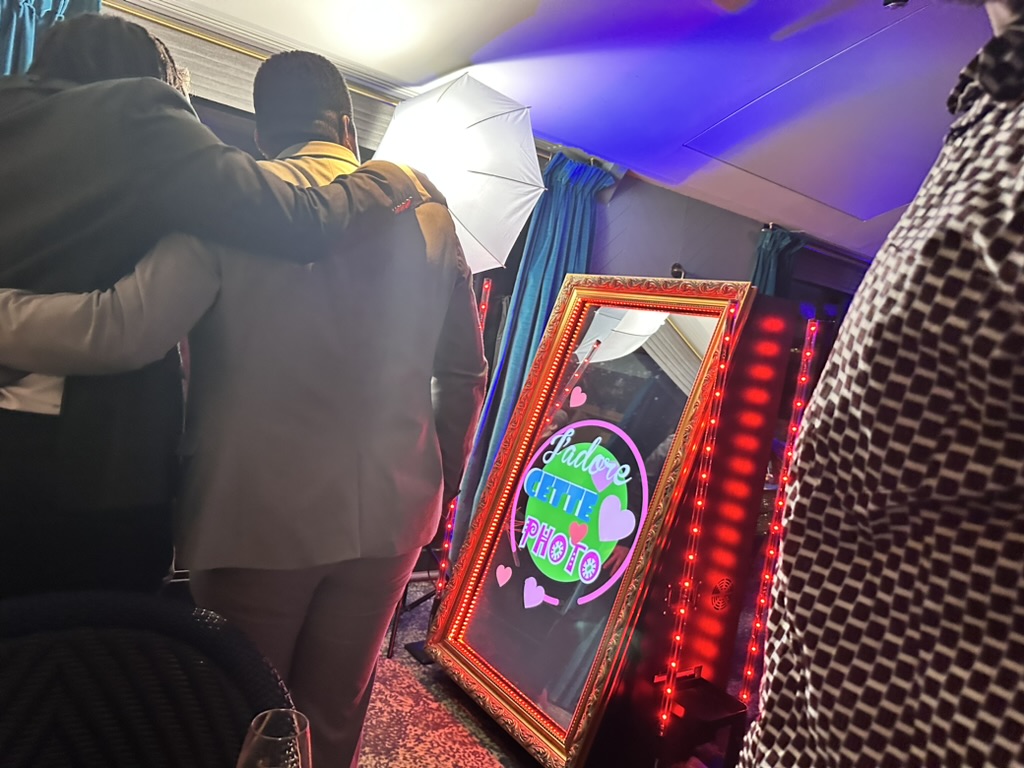 Couple photographié devant la borne miroir MyShow lors d'un mariage