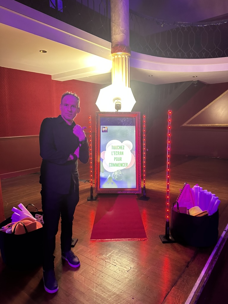 Borne miroir MyShow, cadre doré et écran tactile
