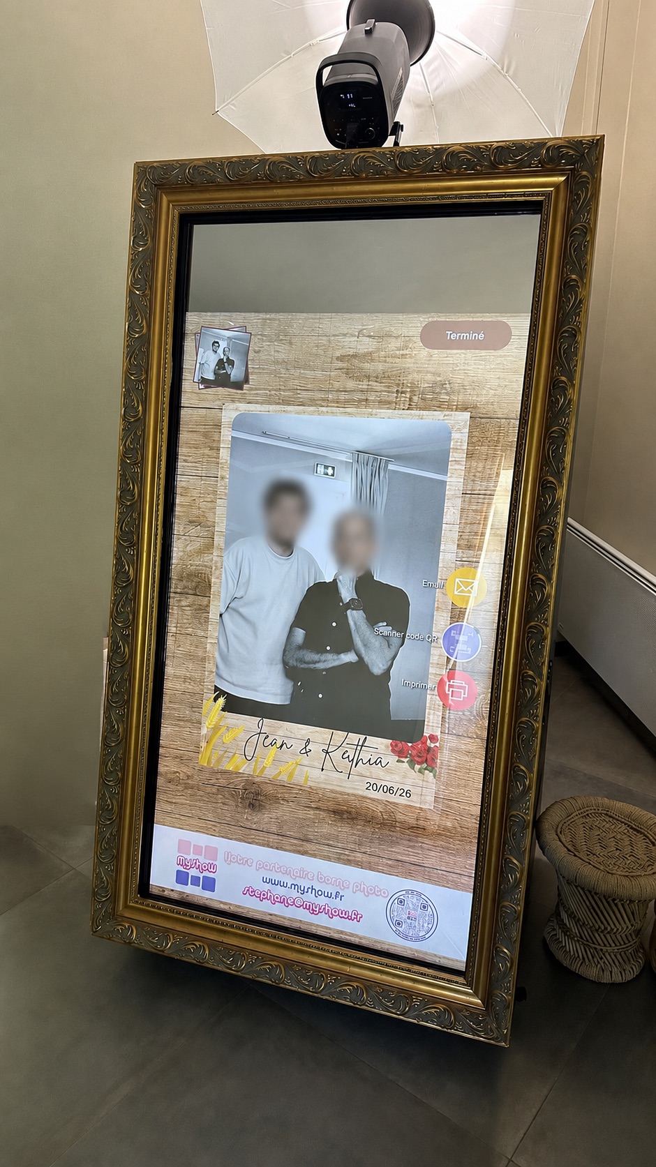 Photo imprimée dans un cadre personnalisé sur la borne miroir MyShow